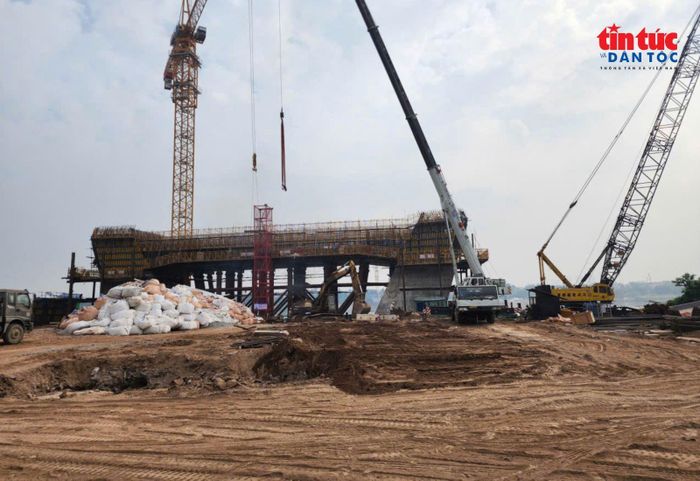 Nhà thầu đang gấp rút thi công cầu Tứ Liên.