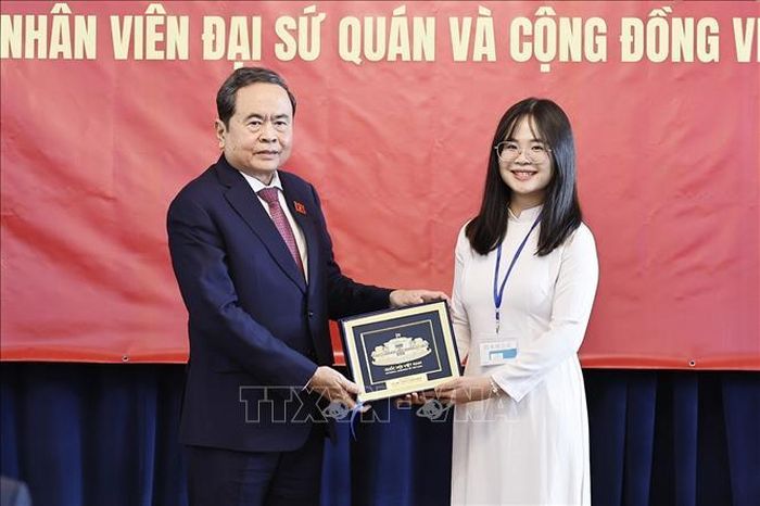 Chủ tịch Quốc hội Trần Thanh Mẫn tặng quà đại diện cộng đồng người Việt Nam tại Mông Cổ. Ảnh: Doãn Tấn/TTXVN