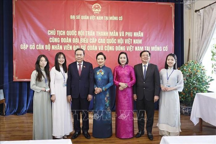 Chủ tịch Quốc hội Trần Thanh Mẫn và Phu nhân với đại biểu. Ảnh: Doãn Tấn/TTXVN