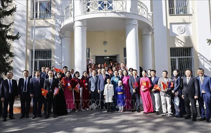 Chủ tịch Quốc hội Trần Thanh Mẫn và Phu nhân gặp gỡ cán bộ, nhân viên Đại sứ quán và cộng đồng người Việt Nam tại Mông Cổ. Ảnh: Doãn Tấn/TTXVN