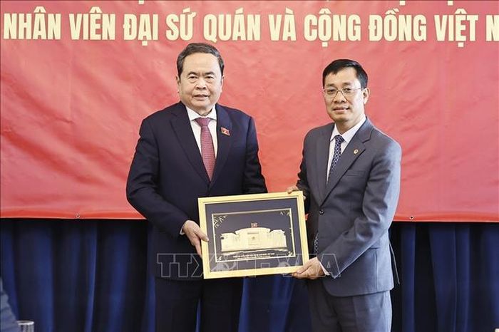 Chủ tịch Quốc hội Trần Thanh Mẫn tặng quà cho cán bộ, nhân viên Đại sứ quán Việt Nam tại Mông Cổ. Ảnh: Doãn Tấn/TTXVN