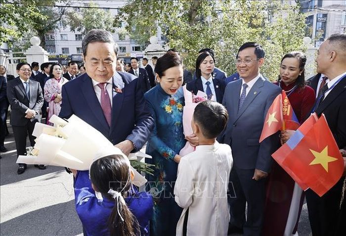 Chủ tịch Quốc hội Trần Thanh Mẫn và Phu nhân gặp gỡ cán bộ, nhân viên Đại sứ quán và cộng đồng người Việt Nam tại Mông Cổ. Ảnh: Doãn Tấn/TTXVN.
