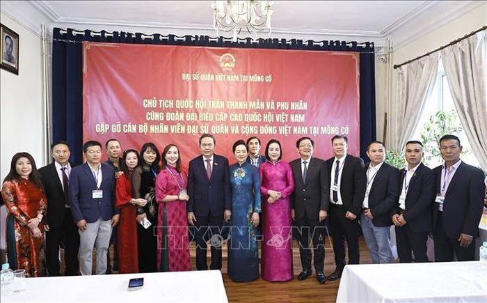 Chủ tịch Quốc hội Trần Thanh Mẫn và Phu nhân với đại biểu. Ảnh: Doãn Tấn/TTXVN