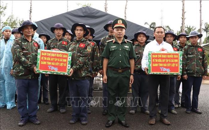 Thượng tướng Lê Quang Minh, Phó Chủ nhiệm Tổng cục Chính trị Quân đội nhân dân Việt Nam, Ủy viên Ban Chỉ đạo 515 quốc gia tặng quà cho Đội tìm kiếm, quy tập hài hốt liệt sĩ tại Nghĩa trang liệt sĩ Tiền Giang.