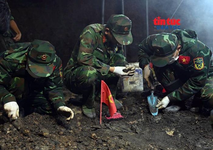 Lực lượng làm nhiệm vụ tỉ mỉ tìm kiếm hài cốt liệt sĩ trong từng tấc đất.