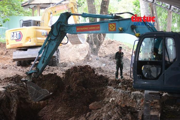 Máy múc đào đất tại rãnh số 2, Khu A, Công viên Lê Thị Riêng.