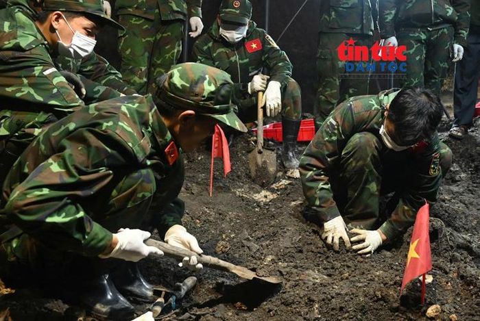Lực lượng tham gia tìm kiếm hài cốt liệt sĩ tại rãnh số 2, Khu A, Công viên Lê Thị Riêng.