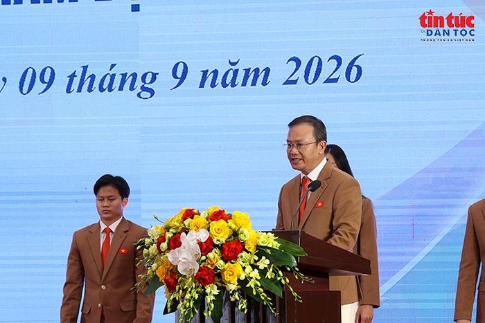 Ông Nguyễn Hồng Minh - Phó Cục trưởng Cục Thể dục thể thao, Trưởng Đoàn thể thao Việt Nam tại ASIAD báo cáo trước khi lên đường làm nhiệm vụ.