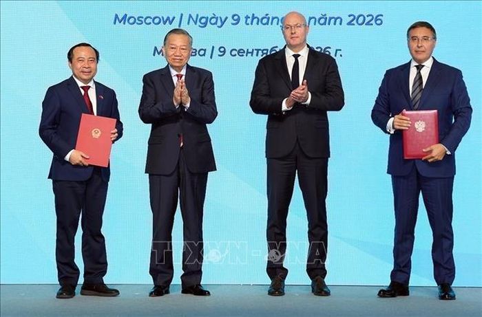 Tổng Bí thư, Chủ tịch nước Tô Lâm và Phó Thủ tướng Nga Dmitry Chernyshenko chứng kiến trao thoả thuận hợp tác giữa hai nước. Ảnh: Thống Nhất/TTXVN
