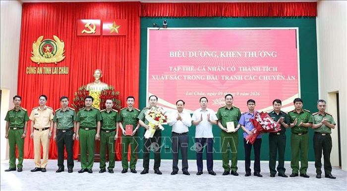 Khen thưởng các tập thể, cá nhân có thành tích phá các chuyên án. Ảnh: TTXVN phát