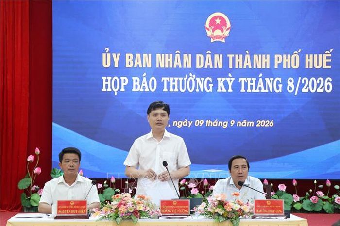 Chánh Văn phòng UBND thành phố Huế chủ trì họp báo.