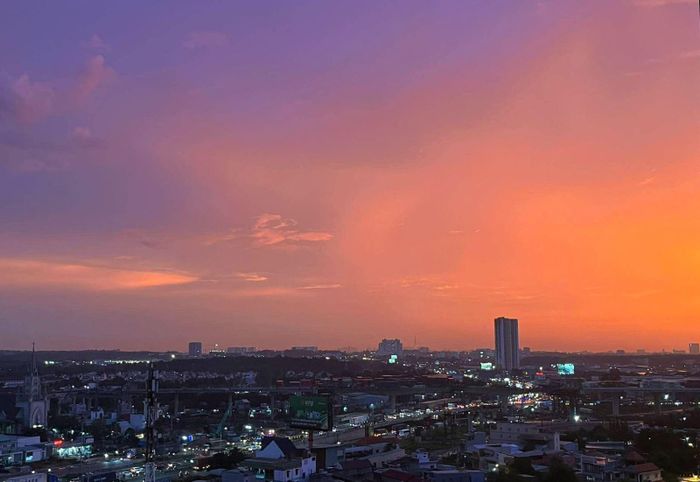 Hình ảnh trời chuyển sang màu cam vàng tại  khu vực ngã Ba Tân Vạn (TP Hồ Chí Minh). Ảnh: NH