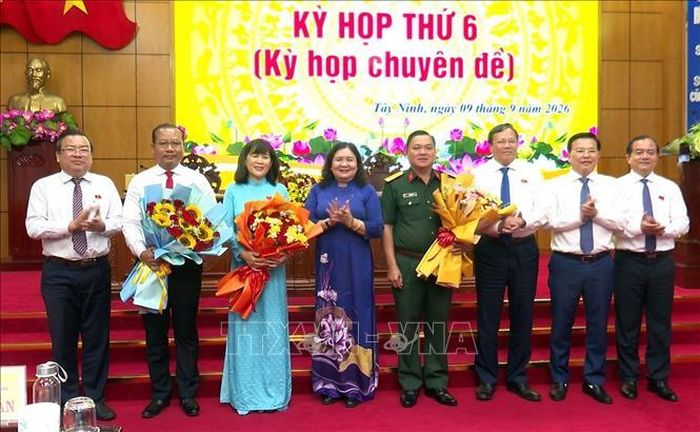 Ủy viên Trung ương Đảng, Phó Bí thư thường trực Tỉnh ủy Tây Ninh Hồ Thị Hoàng Yến chúc mừng các Phó Chủ tịch UBND tỉnh và Ủy viên UBND tỉnh Tây Ninh, nhiệm kỳ 2026-2031. Ảnh: Thanh Bình/TTXVN