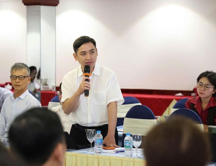 Nhà báo Lâm Quang Hiếu, Tổng Biên tập Tạp chí Tri thức - Znews chia sẻ ý kiến tại toạ đàm.