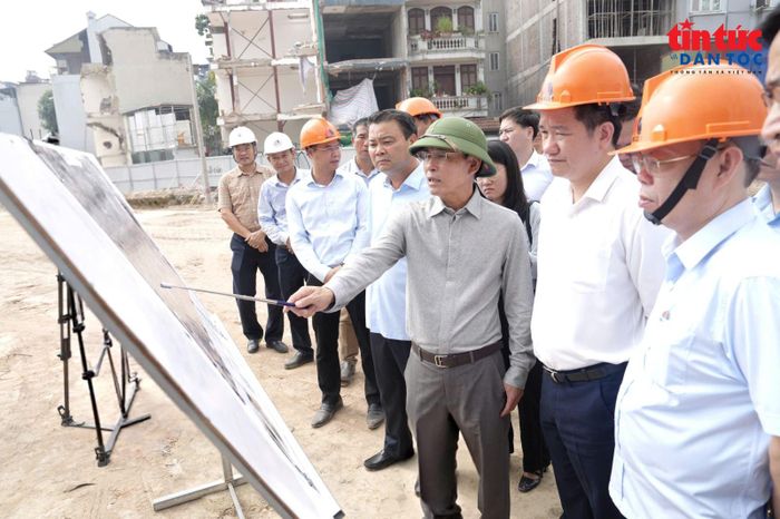 Phó Bí thư Thường trực Thành ủy Hà Nội Nguyễn Trọng Đông đi kiểm tra thực địa tuyến đường Vành đai 2.5.