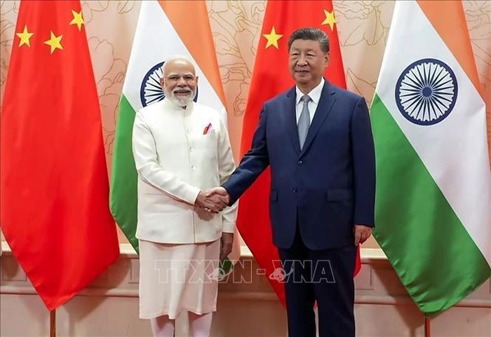 Thủ tướng Ấn Độ Narendra Modi (trái) và Chủ tịch Trung Quốc Tập Cận Bình tại cuộc gặp ở Thiên Tân, Trung Quốc ngày 31/8/2025. Ảnh tư liệu: ANI/TTXVN