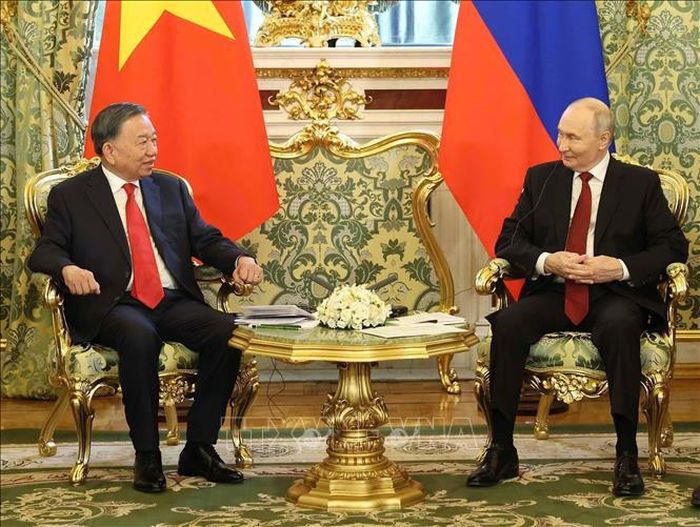 Tổng Bí thư, Chủ tịch nước Tô Lâm gặp hẹp Tổng thống Liên bang Nga Vladimir Putin. Ảnh: Thống Nhất/TTXVN
