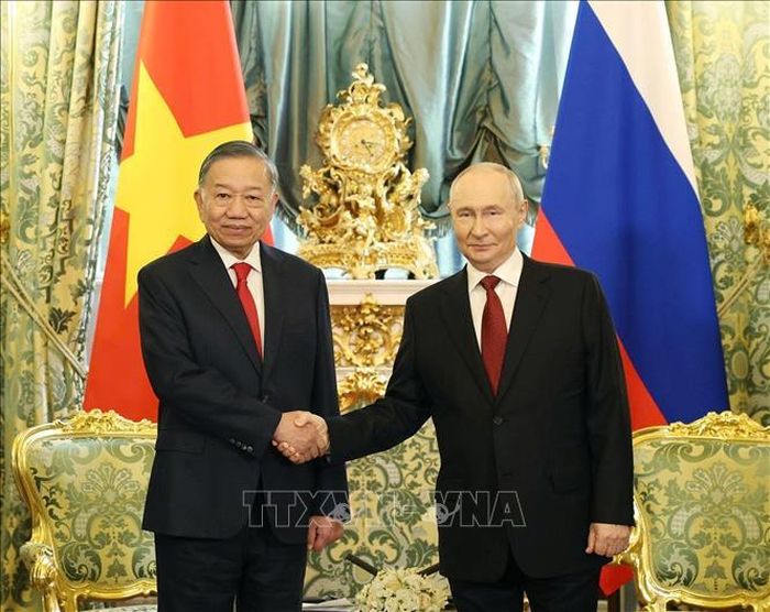 Tổng Bí thư, Chủ tịch nước Tô Lâm gặp hẹp Tổng thống Liên bang Nga Vladimir Putin. Ảnh: Thống Nhất/TTXVN