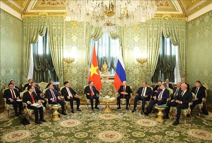 Tổng Bí thư, Chủ tịch nước Tô Lâm gặp hẹp Tổng thống Liên bang Nga Vladimir Putin. Ảnh: Thống Nhất/TTXVN