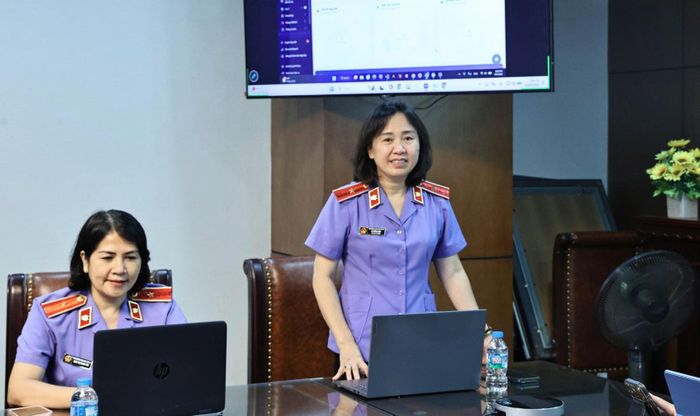 Đồng chí Lê Hồng Liên, Phó Vụ trưởng Vụ 12, phát biểu tại Hội nghị.