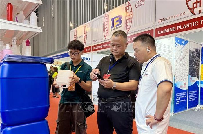 Người mua nước ngoài tìm nguồn cung sản phẩm mới tại triển lãm. Ảnh: Mỹ Phương/TTXVN