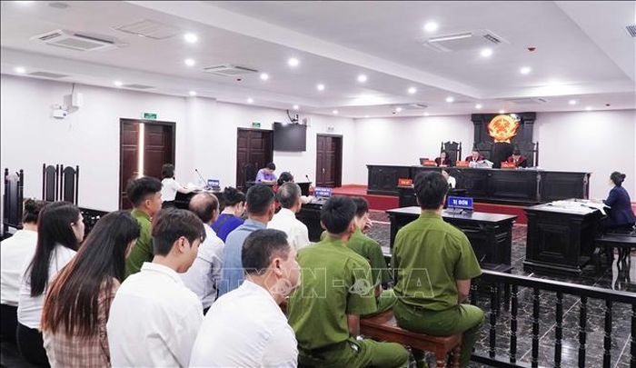 Phiên tòa phúc thẩm, xét xử vụ án lao động về “Đơn phương chấm dứt hợp đồng làm việc, bồi thường thiệt hại, trợ cấp khi đơn phương chấm dứt hợp đồng” đối với cựu giáo viên Trần Thị Lịch (Trường THCS Hiến Nam, thành phố Hưng Yên cũ). Ảnh: Nguyễn Công Hải/TTXVN