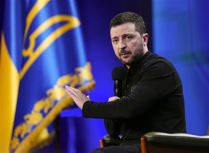 Tổng thống Ukraine Volodymyr Zelensky phát biểu trong cuộc họp báo tại Kiev. Ảnh: Kyodo/TTXVN