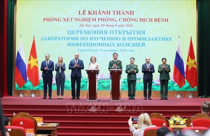 Các đại biểu thực hiện nghi thức khánh thành Phòng xét nghiệm phòng, chống dịch bệnh Trung tâm Nhiệt đới Việt – Nga tại Hà Nội. Ảnh: Văn Điệp/TTXVN