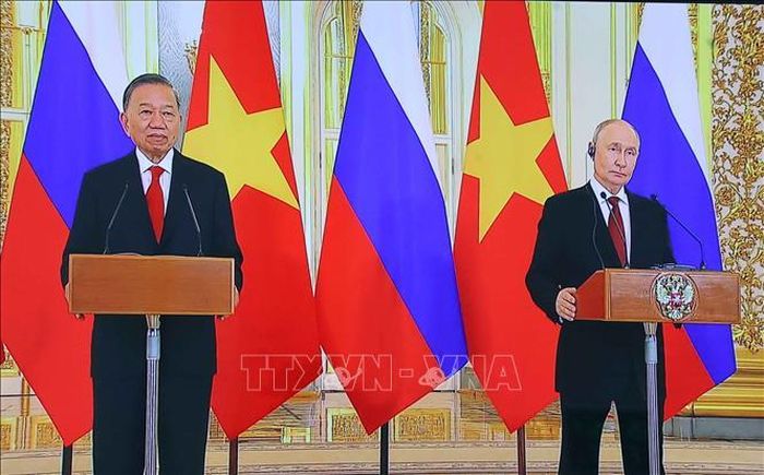 Tổng Bí thư, Chủ tịch nước Tô Lâm và Tổng thống Liên bang Nga Vladimir Putin dự và phát biểu trực tuyến tại điểm cầu nước Nga. Ảnh: Văn Điệp/TTXVN