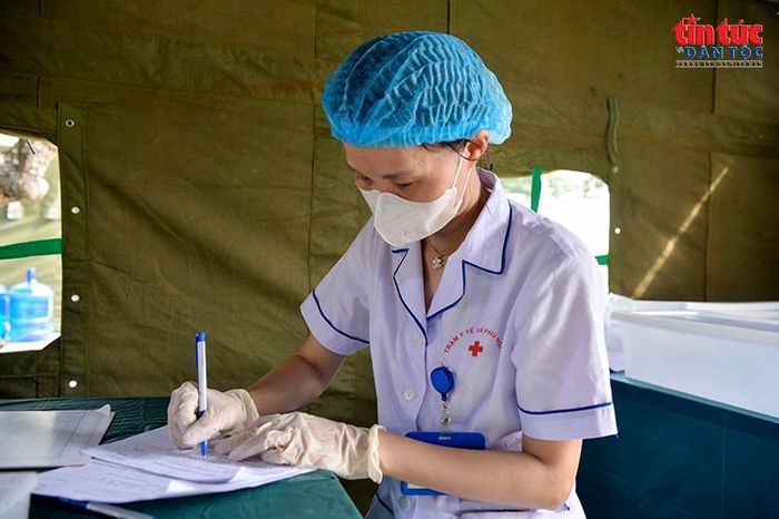 Thông tin của từng trường hợp được ghi chép, đối chiếu và hoàn thiện hồ sơ, bảo đảm mẫu giám định gắn đúng với phần mộ tương ứng.