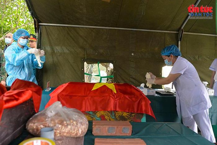 Lực lượng pháp y tiếp nhận, kiểm tra và lựa chọn mẫu hài cốt phù hợp để phục vụ công tác giám định ADN.