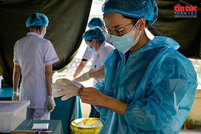 Nhân viên chuyên môn mặc trang phục bảo hộ, chuẩn bị thực hiện quy trình lấy mẫu và hạn chế nguy cơ nhiễm chéo.
