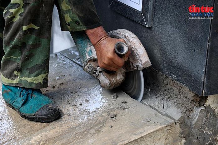 Việc mở phần mộ được tiến hành thận trọng, bảo đảm đúng vị trí và hạn chế tác động đến phần hài cốt bên trong.