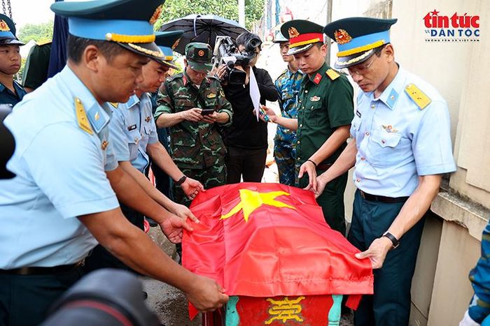 Tiểu quách được các lực lượng nâng đỡ, che phủ trang nghiêm và di chuyển đến khu vực tiếp nhận để thực hiện những công đoạn tiếp theo.