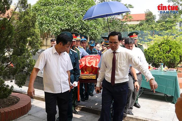 Đại diện các lực lượng và chính quyền địa phương đưa tiểu quách đến khu vực lấy mẫu hài cốt phục vụ giám định ADN.