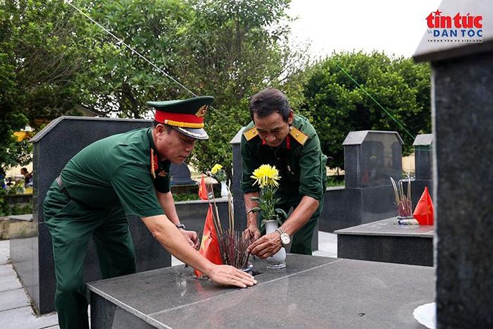 Các cựu chiến binh thành kính dâng hương, tưởng niệm những người con đã anh dũng hy sinh vì độc lập, tự do của Tổ quốc trước khi thực hiện nhiệm vụ.