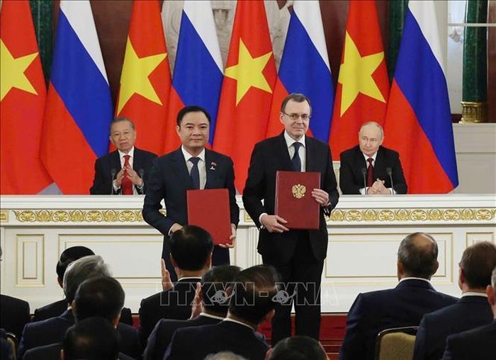 Tổng Bí thư, Chủ tịch nước Tô Lâm và Tổng thống Nga Vladimir Putin chứng kiến Lễ trao văn kiện hợp tác giữa hai nước. Ảnh: Thống Nhất/TTXVN