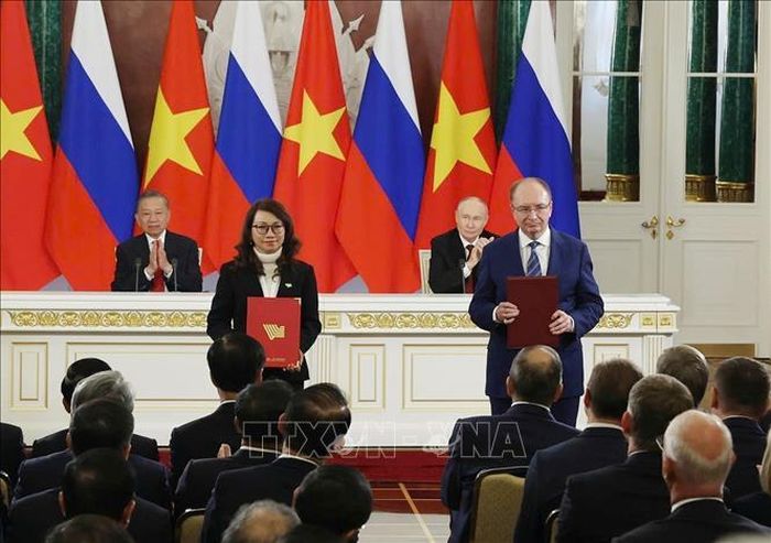Tổng Bí thư, Chủ tịch nước Tô Lâm và Tổng thống Nga Vladimir Putin chứng kiến Lễ trao văn kiện hợp tác giữa hai nước. Ảnh: Thống Nhất/TTXVN