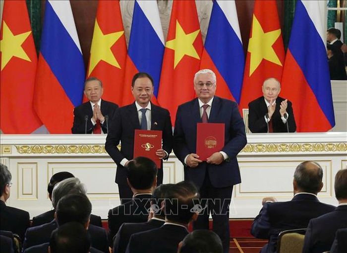 Tổng Bí thư, Chủ tịch nước Tô Lâm và Tổng thống Nga Vladimir Putin chứng kiến Lễ trao văn kiện hợp tác giữa hai nước. Ảnh: Thống Nhất/TTXVN
