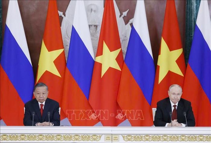 Tổng Bí thư, Chủ tịch nước Tô Lâm và Tổng thống Nga Vladimir Putin họp báo chung. Ảnh: Thống Nhất/TTXVN