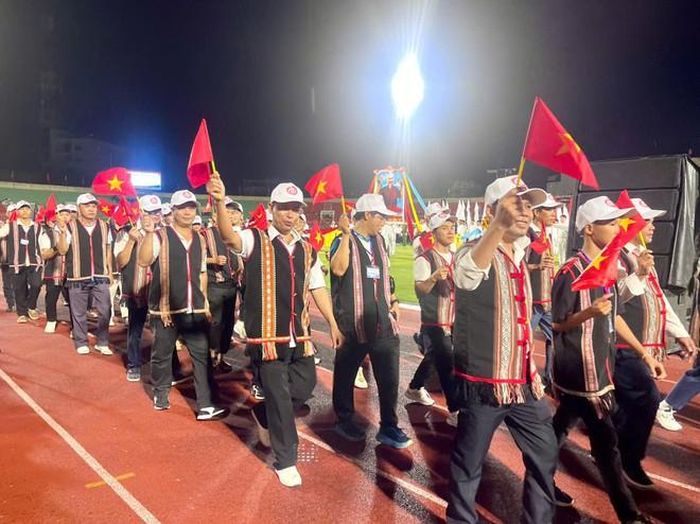 Các vận động viên tham gia diễu hành tại lễ khai mạc.