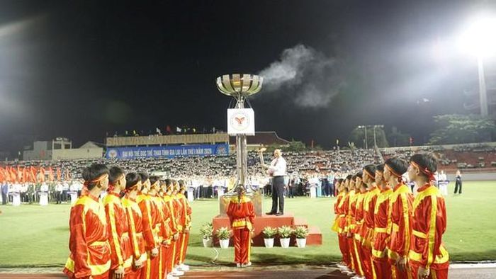 Bí thư Tỉnh ủy Gia Lai Thái Đại Ngọc thực hiện nghi thức thắp đuốc.