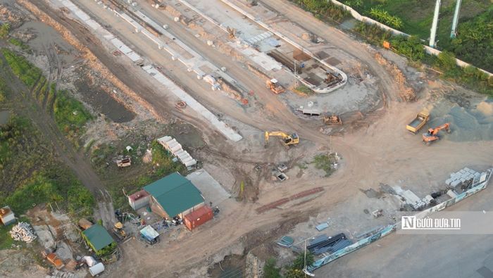  Bên cạnh đó đơn vị thi công cũng tập kết nhiều máy móc thiết bị đến phục vụ các công đoạn xây dựng cơ sở hạ tầng.