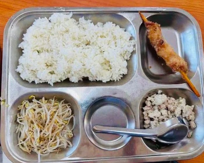 Suất cơm bán trú ngày 7/9 của học sinh trường Tiểu học Trung Giã (xã Trung Giã, Hà Nội). (Ảnh: Phụ huynh cung cấp)