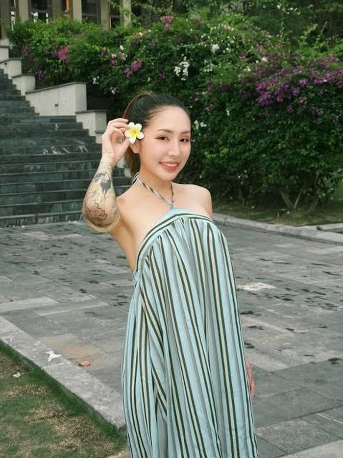 Du Uyên với phong cách trẻ trung, cá tính, gợi cảm.
