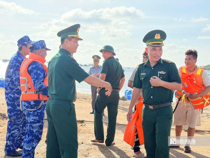 Đồn Biên phòng Cửa khẩu Cảng Phú Quý và chính quyền địa phương thăm hỏi các ngư dân.