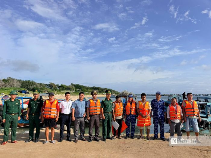 Niềm vui của các thuyền viên khi trở về đất liền.