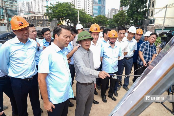 Nhấn mạnh thời gian không còn nhiều, Phó Bí thư Thường trực Thành ủy yêu cầu các đơn vị huy động tối đa nhân lực, máy móc, thiết bị; duy trì thi công “3 ca, 4 kíp”, tận dụng thời tiết thuận lợi để bù tiến độ bị ảnh hưởng bởi vướng mắc giải phóng mặt bằng và mưa kéo dài; quyết tâm thực hiện đúng cam kết, bảo đảm mục tiêu thông xe kỹ thuật tuyến đường dịp kỷ niệm Ngày Giải phóng Thủ đô 10/10. (Ảnh: Phạm Hùng).