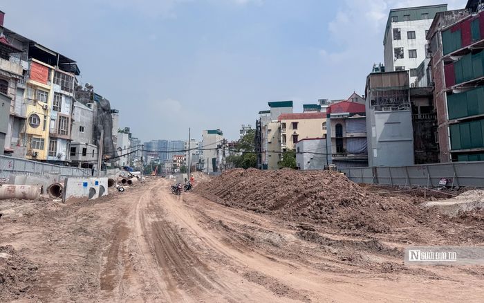 Theo Ban Quản lý dự án, quá trình thi công gặp khó khăn do vừa phải bảo vệ hệ thống hạ tầng kỹ thuật ngầm hiện hữu trên các tuyến Nguyễn Trãi, Trần Duy Hưng, Vũ Phạm Hàm, vừa chịu ảnh hưởng của thời tiết mưa kéo dài, việc vận chuyển đất thải và năng lực tiếp nhận của các bãi thải còn hạn chế.