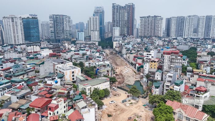 Trong ảnh là đoạn Ngụy Như Kon Tum - Nguyễn Trãi dài 0,95km với mặt cắt ngang 40m hiện đang được tập trung thi công nền đường và hệ thống thoát nước.